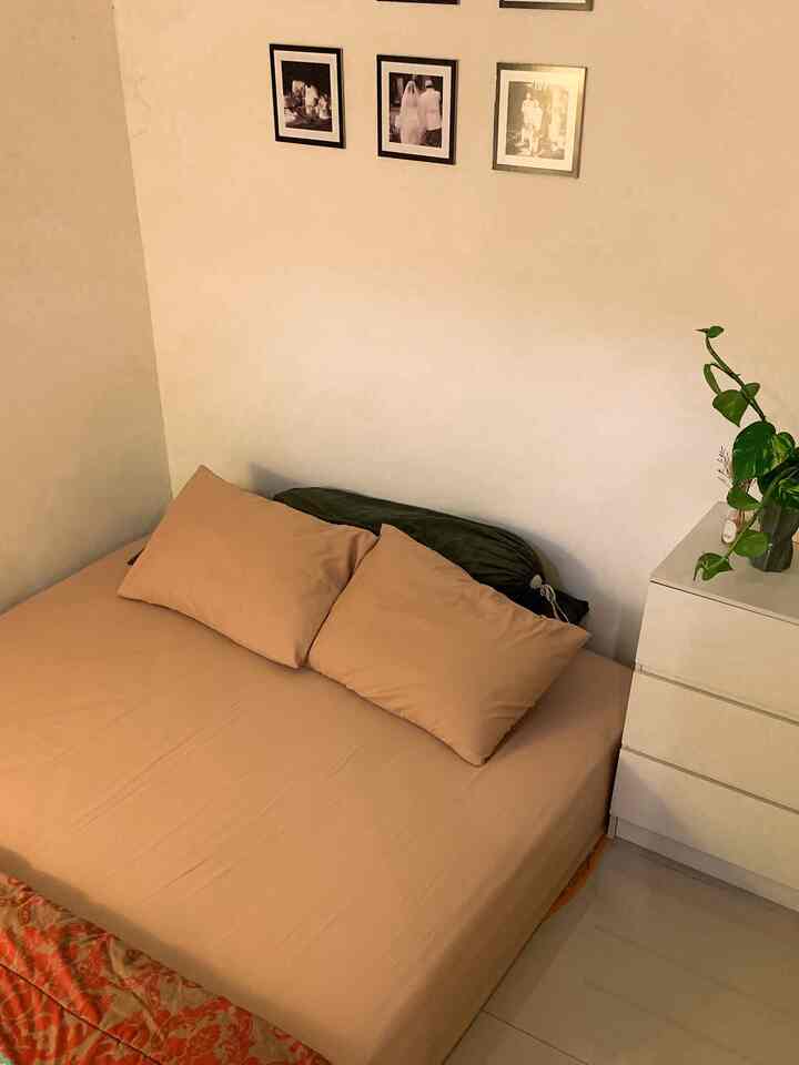 Di kamar ini, hari-hari yang riuh menemukan jedanya.
Lampu kuning temaram, seprai yang hangat, dan angin malam yang pelan—
semuanya menyatu jadi pelukan paling tenang.

Tak banyak dekorasi,
karena yang kami cari adalah rasa lega, bukan ramai.
Tempat untuk menarik napas,
tempat merebahkan letih,
tempat pulang—dalam arti paling utuhnya.

Ruma Terra tumbuh,
dan kamar ini jadi saksi sunyi yang paling setia.

#Kasur #InTheBox #Sprei #Frame #Figura #Drawer #Laci #Bedroom