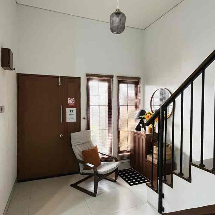 Minggu yang cerah ☀️

Memiliki foyer atau sudut rumah yang aestetik menurut kami itu penting. Namun tidak harus menggunakan barang-barang yang mewah.

NRHome memiliki Foyer yang cukup minimalis dengan perpaduan warna gelap & cerah. Foyer ini salah satu sudut multifungsi bisa untuk menyimpang barang yang hanpir digunakan setiap hari. 

Jadi di foyer ini terdapat satu buah kabinet bentuk minimalis, kursi santai & dekorasi yang simple. 

Menurut tetangga NRHome sudut aestetik perlu enggak sih di rumah kalian? 

#RumahMinimalis #Foyer #SudutRumah #Hallway #EntranceHome #mejaruangtamu #mejakayu #SudutMinimalis #OpenSpace #ruangtamu #ruangpenyimpanan 