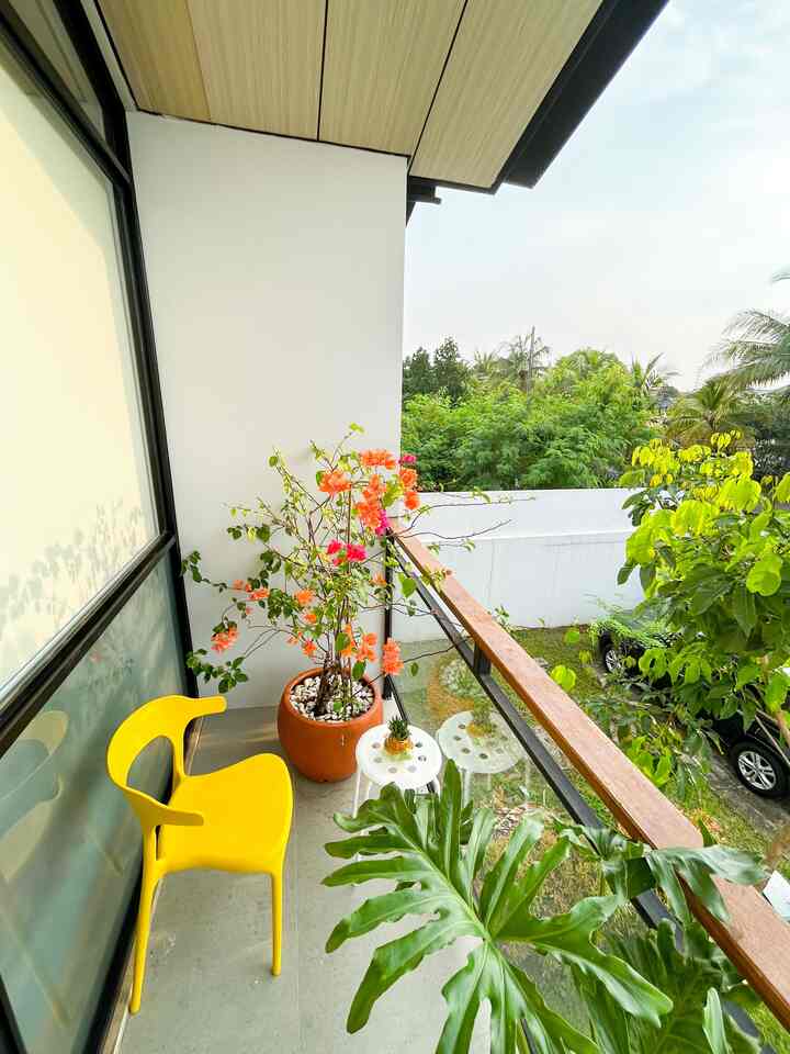 Mini balkon roemah qita berukuran sekitar 2.60mx1.20m, hanya bisa diakses dari kamar tidur utama. Tempat kami bersantai menikmati suasana pagi ataupun sore hari dan mengamati orang yang lalu lalang. 🤣
#InpirasiBalkon #Balkon #StylingBalkon #DekorasiBalkon #CatRumahMinimallis #Cat 
