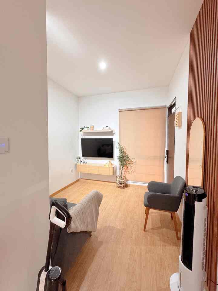 Setahun kebelakang livingroom ini full kami pasang wall panel (slide ke-2), karena ngerasa keliatan sumpek apalagi ruangan ini mungil dan ada sekat akhirnya kami bongkar semua wall panel dinding dan ganti lemari tv juga biar lebih clean
Alhamdulillah lebih suka livingroom yang sekarang, lebih simple 🫶🏻


#StylingRuangTamu #DekorasiLivingRoom #InspirasiLivingRoom #SofaMinimalis #WallPanel #VinylTaco #CatRumahMinimalis #CatDinding #RollerBlind 