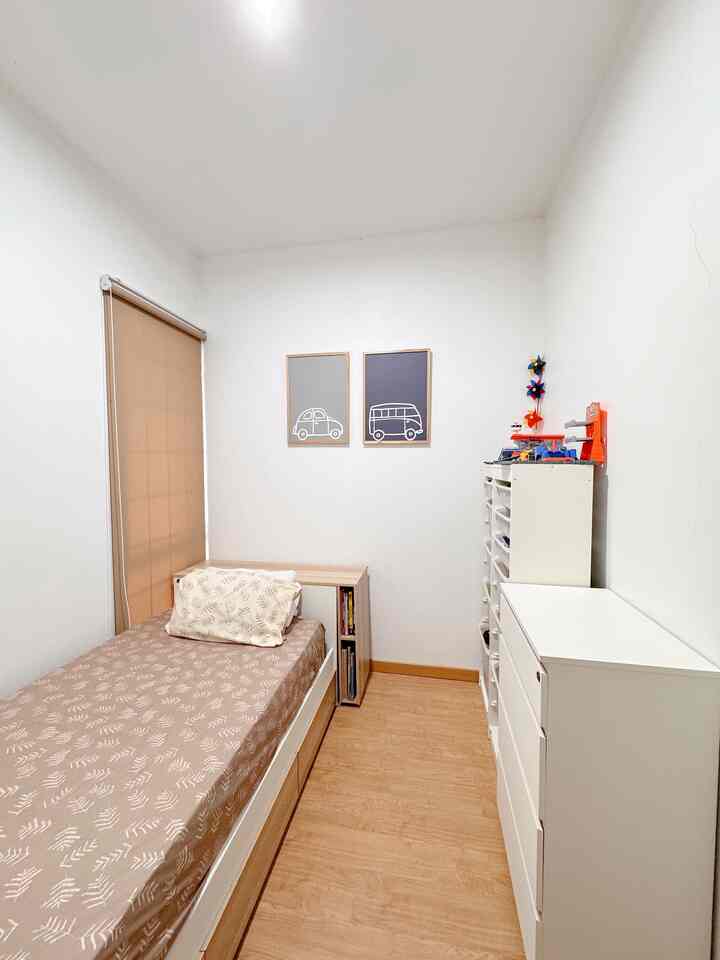 Kamar tidur anak yang ga banyak di makeover, hanya pasang walldecor saja, rak mainan dan drawer

#KamarTidur #KamarAnak #RollerBlind #SpreiMurah #DraweeMultifungsi #RakMainanAnak #InspirasiKamarAnak #InspirasiKamarMungil