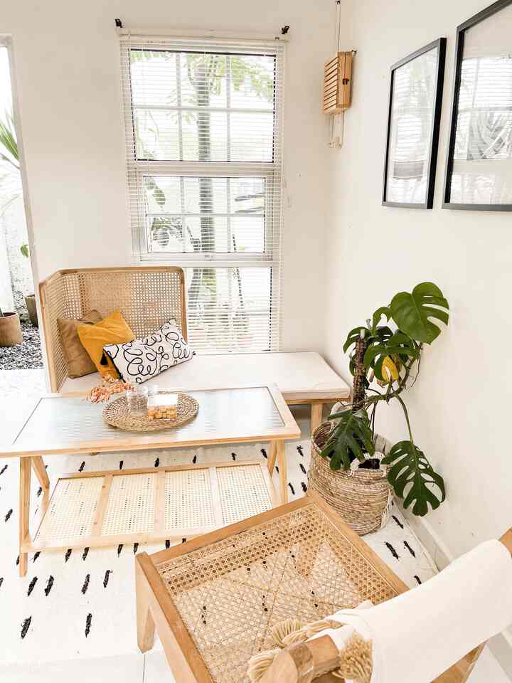 Jika kamu suka sama japandi style decoration semoga living room ini bisa menginspirasi ya men temen ,,,luas ruang tamu ini 3x 2.5m .  living room ini di dominasi dengan tema kayu unfinishing sperti tema2 japandi pada umumnya . Di selingin tanaman hijau dan mix warna cat putih look dari living room ini terasa terang dan warm . 


#kursikatujati #kursisandar #kursijapandi #Stylingruangtamu #dekorasilivingroom #inspirasivingroom #livingroomidea #livingroominspo 