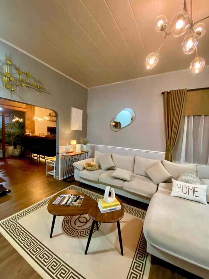 Memiliki living room yang nyaman pastinya impian semua orang dan living room yang nyaman pastinya membuat kita selalu ingin pulang. Pemilihan Furniture yang tepat , pencahayaan yang baik serta item decoratives pelengkap yang menyempurnakan kenyamanan adalah satu kesatuan dari nyawanya sebuah living room. Di living room aku, menambahkan sofa L boxer jumbo custom adalah yang paling aku sukai. Pencahayaan kombinasi cool day light dan warm white sangat mempengaruhi vibes nya sebuah living room. Bisa pilih kapan waktu yang tepat menyalakan ke dua jenis pencahayaan itu, misalnya ketika ingin melepas lelah dengan relax tentu warm white lighting adalah pilihan yang cocok sedangkan ketika beraktivitas yang membutuhkan pencahayaan yang terang maka cool day light lighting yang paling cocok digunakan. 
Untuk dinding sisi TV sengaja di buat polos agar lebih terkesan luas serta minimalis tak lupa menambahkan coffee table yang unik dan aesthetic serta lantai dengan vinyl yang menbah kehangatan living room ini. Share ke aku, kalau teman-teman punya ide yang lain 😉
#SofaMinimalis #PlafonPvc #CatRumahMinimalis #Cat #WarnaCatRumah #Vinyl #LampuGantung #LampuMeja #HiasanDinding #CoffeeTable #MejaRuangTamu #MejaConsole #SmartTV #karpetruangtamu #Karpetminimalis #ItemDecoratives #StylingRuangTamu #DekorasiLivingroom #InspirasiLivingroom