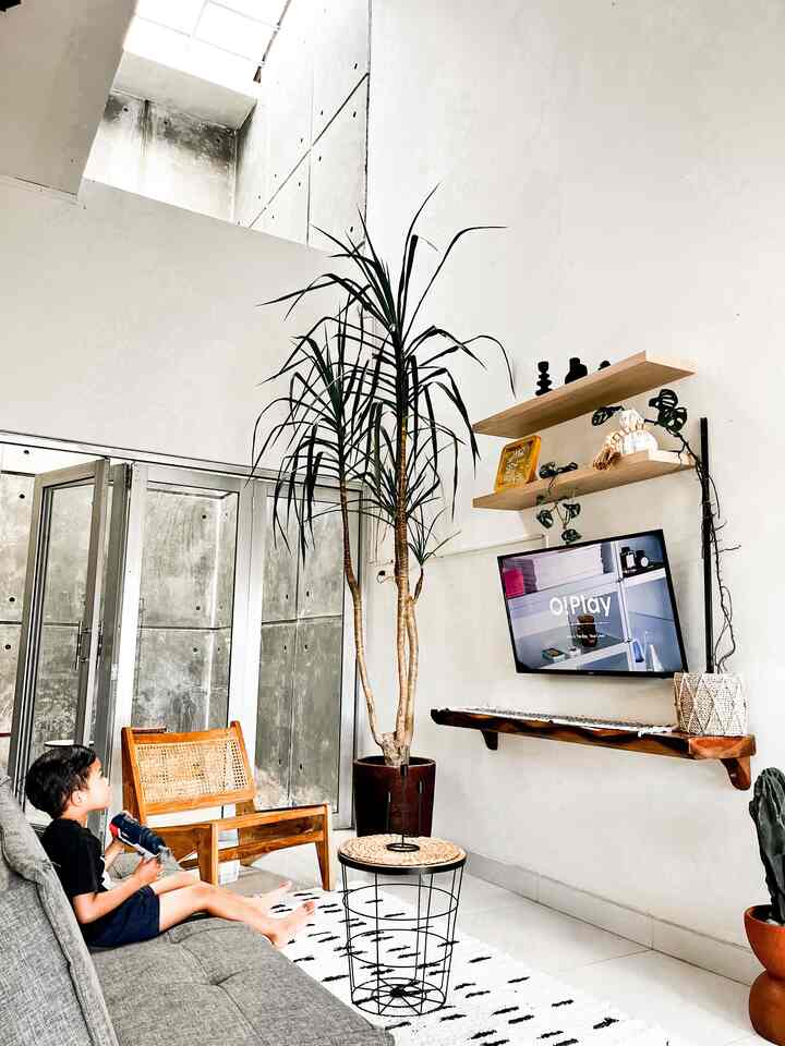 Salah satu ruangan favorite untuk kumpul keluarag #ruangtv
#tvroomideas #tvroominspo #dekorasiruangtamu #dekorasiruangtv #rakambalan #pandanbali #dekorasiruangtv 