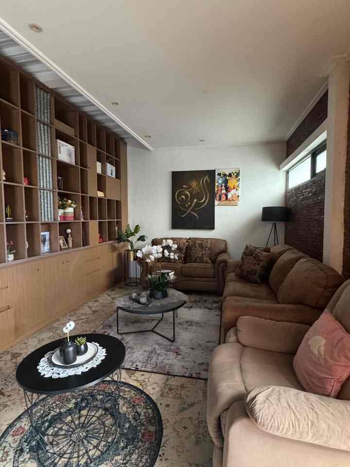 Desain ruang tamu kami mengangkat nuansa yang lebih mengekspos pada struktur bangunan sehingga menciptakan kesan belum sepenuhnya selesai atau seperti bangunan terbengkalai. Inilah versi nyaman kami. 

Interior ala industrial banyak menggunakan material perabot berbahan metal, tembaga, pipa, atau sisa bahan bangunan lainnya. Warna dari desain ini juga menonjolkan warna-warna emas, hitam, silver, atau abu-abu.

#StylingRuangTamu
#DekorasiLivingRoom
#InspirasiLivingRoom
#BatuBataEkspos
#InspirasiBatuBataEkspos
#DekorasiKarpet
#DekorasiBungaAnggrek
#StandingLamp
#StandingPotGold
#VasKerami

