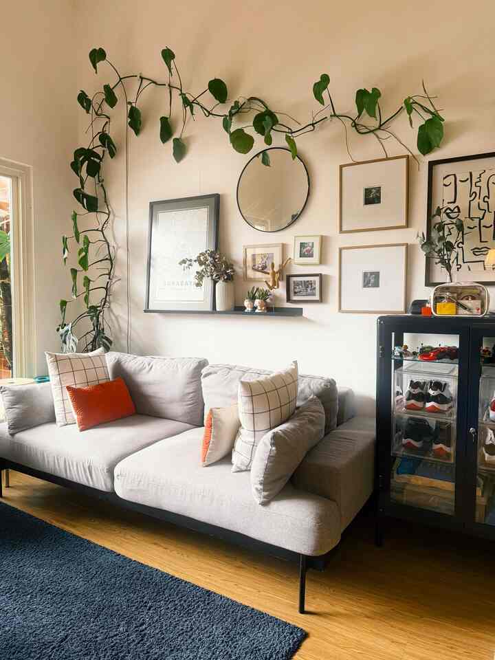 Untuk menata dekorasi pada living room kami, yg pertama tentunya penataan layout berdasarkan aktivitas. Kita tempatkan sesuai fungsinya lalu barulah kita menempatkan dekorasi 
Kami fokuskan dekorasi pada dinding dan sebatas eye level saja agar fokus pandangan lebih ke level mata kita karena plafon kami cukup tinggi agar tidak terlalu terdistraksi 
Kami tempatkan beberapa ambalan yg kami isi dengan vas serta dekorasi berupa figur keramik lalu untuk dinding baru kami tempatkan pigura berisi foto atau art work agar komposisi lebih seimbang
#styleruangtamu #dekorasilivingroom #inspirasilivingroom #piguradinding #vastanaman #dekorasimainan #lampumeja #lantaivinyl #catdinding