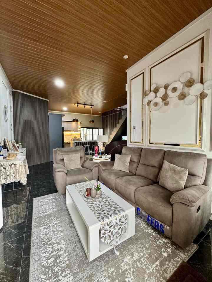 Ruang tamu menyimpan sejuta cerita,tempat berkumpul bersama keluarga dan orang tersayang,karna itu buatlah ruang tamu senyaman mungkin 💕

Aku sengaja memilih cat,furniture dan hiasan lainnya yang warna nya senada agar terasa lebih cozy dan estetik

Gak perlu mahal untuk menciptakan ruang tamu impian kita, semua produk bisa kalian klik di blue plus button ya, bisa langsung belanja juga loh 💙

#PlavonPVC #SofaMinimalis #CatRumah #WallMouldingEstetik #WallPanel #StylingRuangTamu #DekorasiLivingRoom #InspirasiLivingRoom