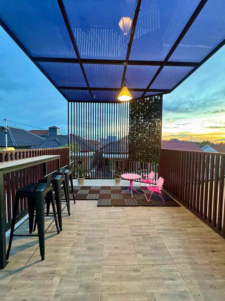 Balkon ini juga salah satu tempat favorite kami sekeluarga buat bersantai sambil memandang sunset ataupun menghirup udara segar dipagi hari 🍃🍃

kami sengaja meletakan meja dan kursi bar di balkon supaya bisa sambil ngopi santai atau nyemil ala-ala cafe rooftop, dan buat si kecil kami sediakan meja dan kursi mini 💕

Bisa nongkrong setiap hari tanpa bikin kantong kering, klo tetangga online tempat nongkrong favorite nya dimana nih?😊

#BalkonMinimalis #Rooftop #LantaiKayu #PagarMinimalis #AtapTransparan #Solartuff #MejaBar #KursiBar #LampuGantung 