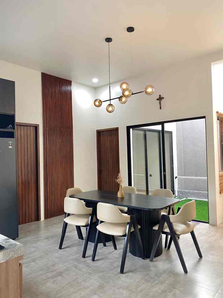 Ruang tamu atau ruang makan ? 
Bisa dua2 nya dong , bisa juga jadi ruang nongkrong dan ruang rebahan sambil nonton bareng paksu kalo malem 🙊🤣
Ini adalah day vs night vibes di ruang tamu px.home ,
Aku pilih warna2 netral dan multifungsi untuk furniture supaya mudah dipadu-padankan dan ga makan tempat 🫶🏻

#WarnaCatRumah 
#WallpaperEstetik #Cat
#StylingRuangTamu
#DekorasiLivingRoom
#InspirasiLivingRoom #Lampudinding #diningroom 