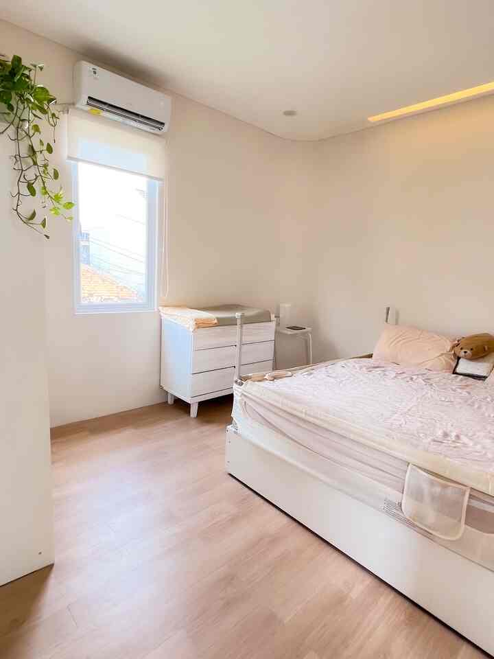 Tips main bedroom + baby room

Karena kamar anak belum jadi dan baby masih tidur bareng, jadilah main bedroom ini gabungan kamar utama dan kamar bayi. Karena tidak menggunakan baby crib, demi keamanan wajib pasang bedrail. Tips agar barang-barang bayi tidak berantakan, bisa pakai changing table plus cabinet ini, selain berfungsi untuk ganti popok dan beres-beres bayi, lacinya cukup lega untuk menyimpan berbagai perlengkapan bayi agar tidak tercampur dengan barang milik orang tuanya.

#bedroom #inspirasikamartidur #kamartidurbayi #kamartidurgabung #lantaivinyl #dipanminimalis #spreibedcovertencel #lampuled #lemaribaju #cattembok #babybedrail #rollerblind #changingtable