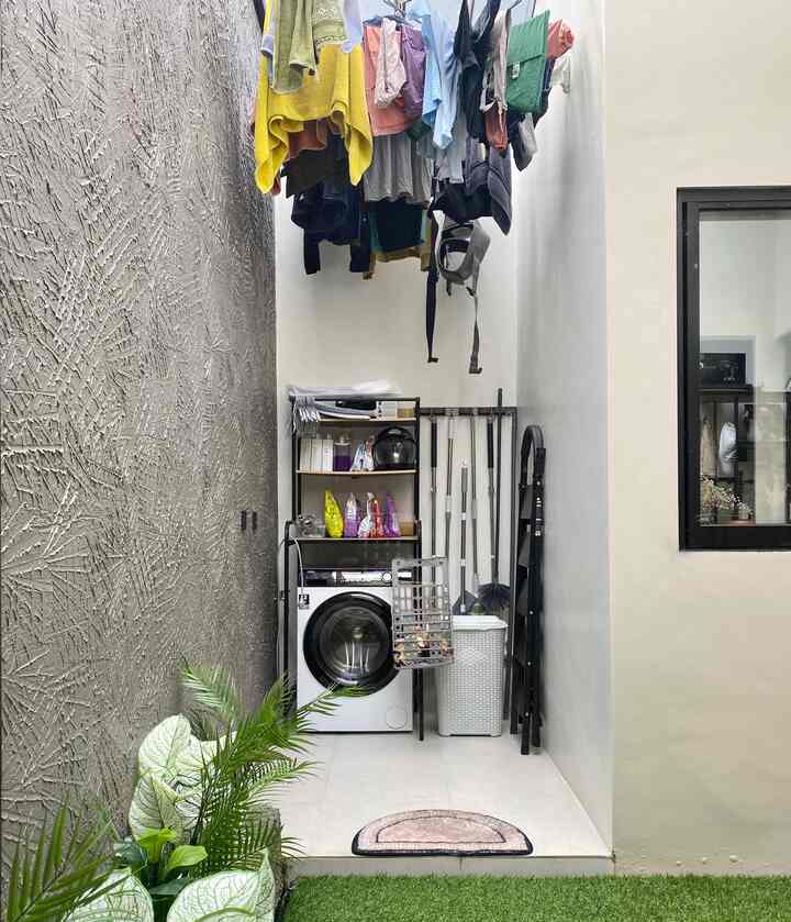 Laundry room di rumah kami ini berukuran 1,5 x 2m , tidak terlalu besar namun fungsional , di bagian atas kami buat besi2 aluminium untuk jemur baju , jd tetap terlihat rapi dan baju jadi cepat kering karena plafon kami dibuat pakai solar tuff sehingga matahari dapat masuk ✨🥰

#LaundryRoom
#CatRumahMinimalis 
#WarnaCatRumah
#StylingRuangLaundry
#DekorasiLaundryroom
#InspirasiLaundryroom
#Rakmesincuci
#Keramik 

