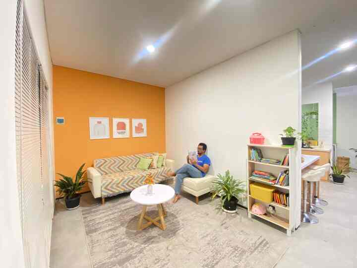 Lebih dari sekadar ruang tamu, ruangan ini  adalah jantung rumah di rumahnya A.  yang bukan hanya menyambut tamu, tapi menyambut penghuni rumah untuk berkumpul dan beraktivitas bersama. 

Konsep ruang terbuka kami pilih agar menghadirkan suasana luas, terang, dan mengalir tanpa sekat. 

interaksi antar keluarga pun lebih hangat. Karena rumah yang terbuka, menyambut lebih banyak cerita.

 #SofaMinimalis
#SofaBed #CatRumahMinimalis 
#WarnaCatRumah #Cat #KarpetIndustrial
#StylingRuangTamu #DekorasiLivingRoom
#InspirasiLivingRoom