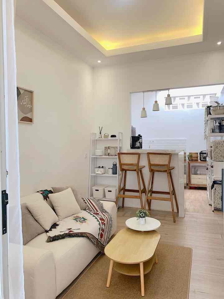 Bikin living room kecil ini terasanya nyaman, aku pilih sofa yang ga terlalu besar, ukurannya 2 seater, tambahin meja tamu kecil untuk simpan hidangan dan tambahin karpet kecil dibawahnya, sofanya langsung menghadap TV, karna selain ruang tamu, ini juga jadi ruang berkumpul keluarga ✨

#sofaminimalis #mejakayu #mejaminimalis #karpetminimalis #coversofaaesthtetic #StylingRuangTamu #DekorasiLivingRoom #InspirasiLivingRoom