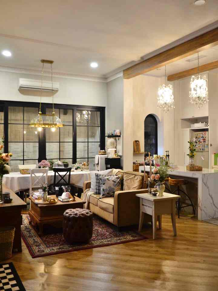 Mendesain dapur dan ruang makan terbuka yang tidak hanya praktis, tetapi juga estetik melalui konsep ruangan 𝙤𝒑𝙚𝒏 𝒔𝙥𝒂𝙘𝒆 menjadi pilihan #rumahlimut.

Menggabungkan ruang makqn, ruang keluarga & ruang makan tanpa sekat membuat kami dapat beraktivitas lebih praktis karena dapat dilakukan secara 𝒎𝙪𝒍𝙩𝒊 𝒕𝙖𝒔𝙠𝒊𝙣𝒈.

Gaya interior berbagai setting film Nancy Meyers yang terkesan 𝙘𝒉𝙞𝒄, ringan dan pemilihan 𝙢𝒖𝙩𝒆𝙙 𝙘𝒐𝙡𝒐𝙧𝒔 sangat mempengaruhi kami dalam menunjang ruangan ini agar terlihat estetik dan kohesif.

 #KitchenSet
#KitchenSetMinimalis
#PlavonPVC
#WarnaCatRumah
#WallpaperDinding
#WallpaperEstetik
#Cat
#DapurOpenSpace
#RumahOpenSpace
#RumahTanpaSekat
#artificialflowers 
#LampuKristal 
#kursimakan 
#ThrowBlanket 
#ScallopTray
#bantalsofa 
