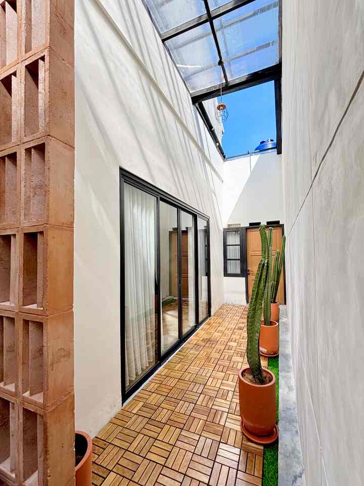 Dulu Pengen Banget Punya Skylight Sliding, Tapi… Budget! 😅

Waktu awal renovasi rumah, aku tuh udah ngimpi banget punya area terbuka buat sirkulasi udara yang bagus, terus bagian atasnya pakai skylight sliding biar cahaya matahari bisa masuk cantik gitu~ 🌤️ Tapi ya namanya juga renovasi, budget-nya pas-pasan. Jadi impian itu harus masuk dulu ke daftar “nabung dulu, sabar ya!” 😆

Akhirnya, aku cari solusi hemat. Aku pakai rangka baja ringan buat kanopi. Kenapa? Karena lebih murah dari hollow, baik dari segi bahan maupun biaya pengerjaan. Aku pilih yang double baja ringan, jadi tampilannya tetap rapi dan gak kelihatan “murahan”. Hemat tapi tetap cakep! ✨

Setelah nunggu beberapa waktu (dan nabung terus tiap bisa), akhirnya… yeay! budget buat bikin skylight sliding terkumpul juga! 🎉 Tapi aku gak langsung bongkar semuanya. Rangka baja ringan yang lama masih oke banget, sayang kalau dibuang.

Jadi aku cuma bikin bagian sliding-nya aja, pakai atap solartuff. Nah, yang bagian rangka lama tetap aku pakai, atapnya masih polikarbonat. Dengan cara ini, fungsinya dapet: cahaya masuk, udara sejuk, dan dompet tetap aman. 😍

Dan yang paling aku suka dari proses ini adalah…
Gak semua harus baru kok!
Selama yang lama masih bisa dipakai dan keliatan oke, tinggal di-makeover aja. Hemat, tetap fungsional, dan pastinya puas banget karena hasilnya sesuai harapan ❤️

#warnacatrumah #cat #taman #skylight #ataptransparan #inspirasitaman #void #dekorasitaman #tamankering