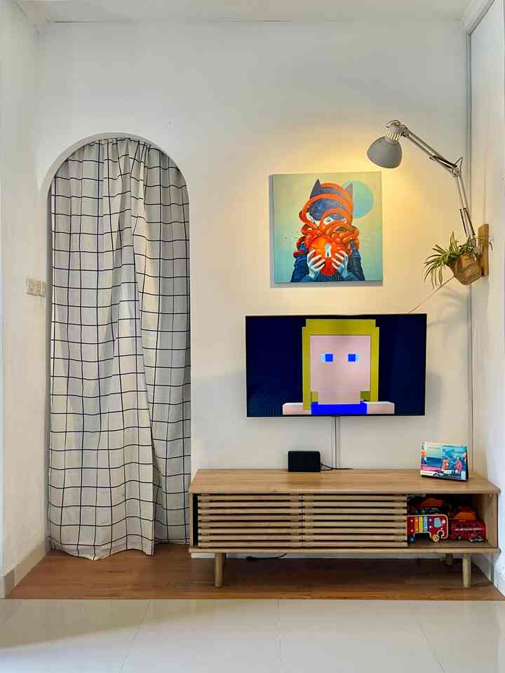 Kamar anak ini dulunya ruang keluarga, dirumah jadi kamar dengan menyekatnya menggunakan GRC sebagai pengganti dinding permanen. Aku mendekor kamar ini agar anak betah dan nyaman dikamarnya. Terdapat mural di dindingnya dan juga furniture gemas. #dekorasikamar #inspirasikamaranak #muraldinding #stylingbedroom #ruanganak #bedroom