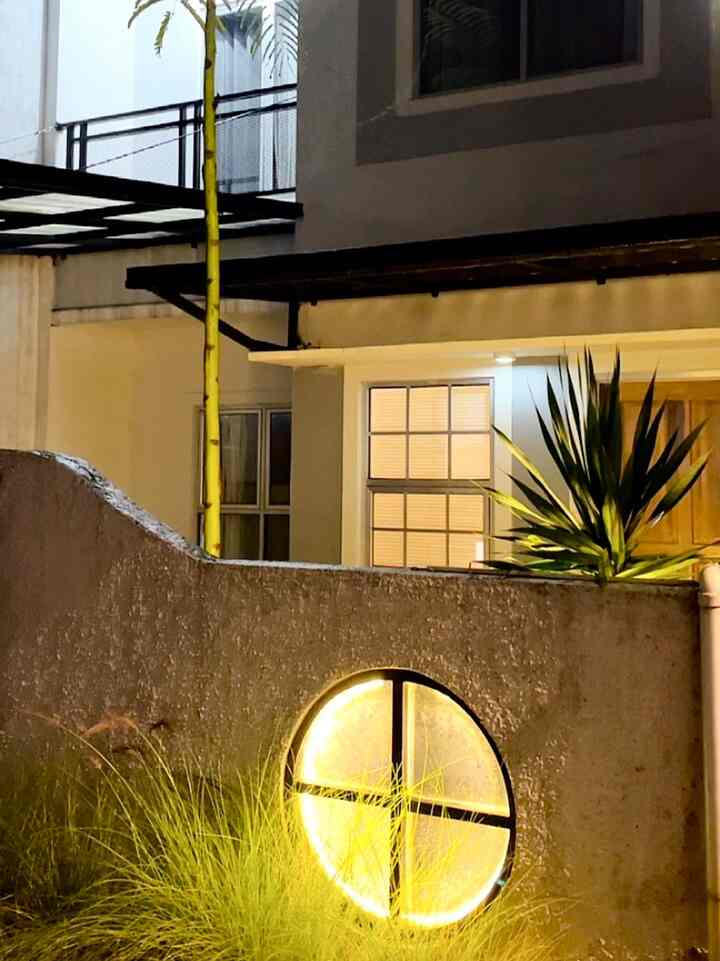 Mood lighting yg tercipta dari lampu  bisa membuat rumah terasa cozy dan nyaman .  Pemilihan lampu2 dirumah ini sebagian besar memilih warna kuning , karena  warna kuning menciptakan suasana lebih hangat dan terasa nyaman . ✨
#lampugantung #lampusorot #rekomendasilampu #lampurumah #lamputaman #nightvibe #lampudapur #lamputeras 