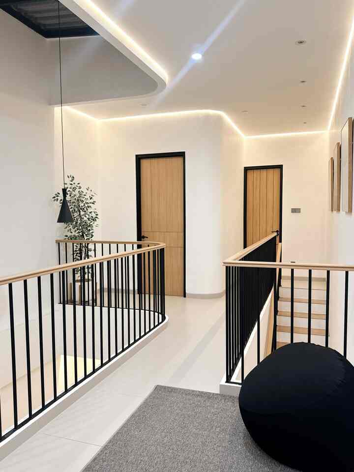 Area dalam pada rooftop ini dirancang sebagai ruang berkumpul yang nyaman. 
Biasanya kami berkumpul di rooftop di sore ke malam hari. Cocok digunakan saat cuaca kurang mendukung seperti hujan, tanpa harus meninggalkan suasana rooftop.

#Rooftop #InspirasiRooftop #DekorasiRooftop #RooftopIdeas #CozyRooftop #RooftopMoments