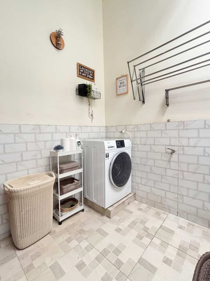 Ruang Laundry dirumah kami yang merupakan hasil geser geser. 

Pada ruangan ini tidak banyak perintilan dan barang yang digunakan, karena tujuannya agar   Fungsi ruangan tetap terjaga dan proses daily aktivitas mencucinya jauh lebih nyaman


#laundryroom #inspirasilaundry #laundryrumah #keramiklaundry #mesincuci #warnacat #keramik 
