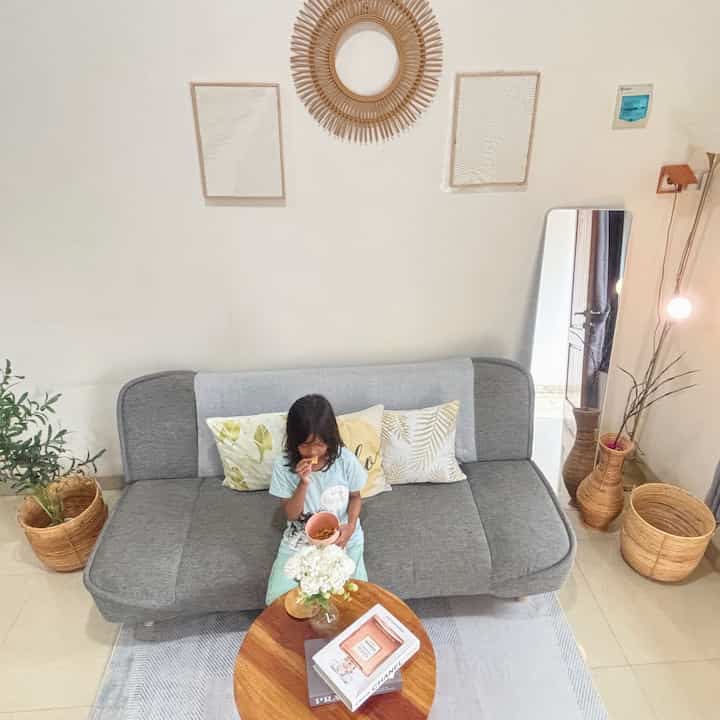 Ruang tamu ini tempat yang jadi satu dengan ruang keluarga. Tempat rebahan, tempat nyemil juga plus tempat hahahihi serta fungsi utamanya tempat kalau ada tamu.

Dekorasinya dibuat minimalis karena memang memilah barang agar tempatnya lebih terlihat luas dan nyaman.

Tips agar ruang tamu terlihat nyaman
- hindari hiasan dinding yang terlalu banyak ✅
- Letakan karpet agar terlihat lebih cozy ✅
- Tambahkan bunga diatas meja serta tanaman artificial agar ruangan lebih adem ✅
- Letakkan fungsi barang dengan tepat, artinya cermin diletakkan dipinggir dan tidak menghalangi jalan masuk ✅

Tidak perlu barang yang mahal untuk sebuah hunian yang nyaman. Hindari penggunaan barang yang terlalu banyak agar rumah terlihat lebih luas dan tidak penuh.


#stylingruangtamu #dekorasilivingroom #inspirasilivingroom #sofaminimalis #warnacatrumah #Cat #potbunga #cermininterior 