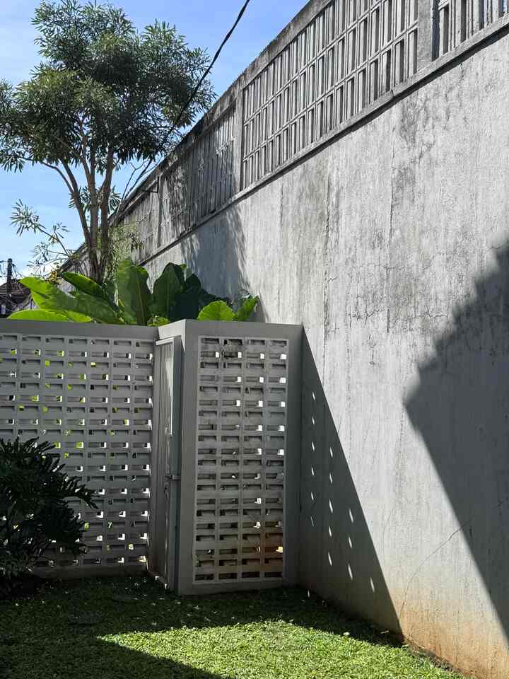 Landscape dirumah kami ada 3 bagian, depan, samping kanan dan belakang.

Karena rumah menghadap Timur yang panas matahari dari pagi sampai siang, area depan kami tanami rumput jepang yang tahan terhadap panas dan tanaman lainnya juga dipilih yang tahan terhadap panas tapi tetap rindang dengan daun daun lebar di beberapa bagian.

Area taman samping hanya ditanami rumput gajah agar lebih lapang karena itu area bermain anak, bisa untuk lari, olahraga outdoor, ataupun picnic.

Area taman belakang awalnya rumput tapi karena tertutup bangunan rumah sehingga tdk dapat sinar matahari, pertumbuhan rumput tidak bagus dan karena areanya jadi lembab tanah menjadi banyak lumut, lalu kita ganti dengan batu krikil.

#landscape #tamanrumah #pagarroaster #pagarbesi #cattembok #inspirasitaman #tamansamping #tamanbelakang #tamanimpian