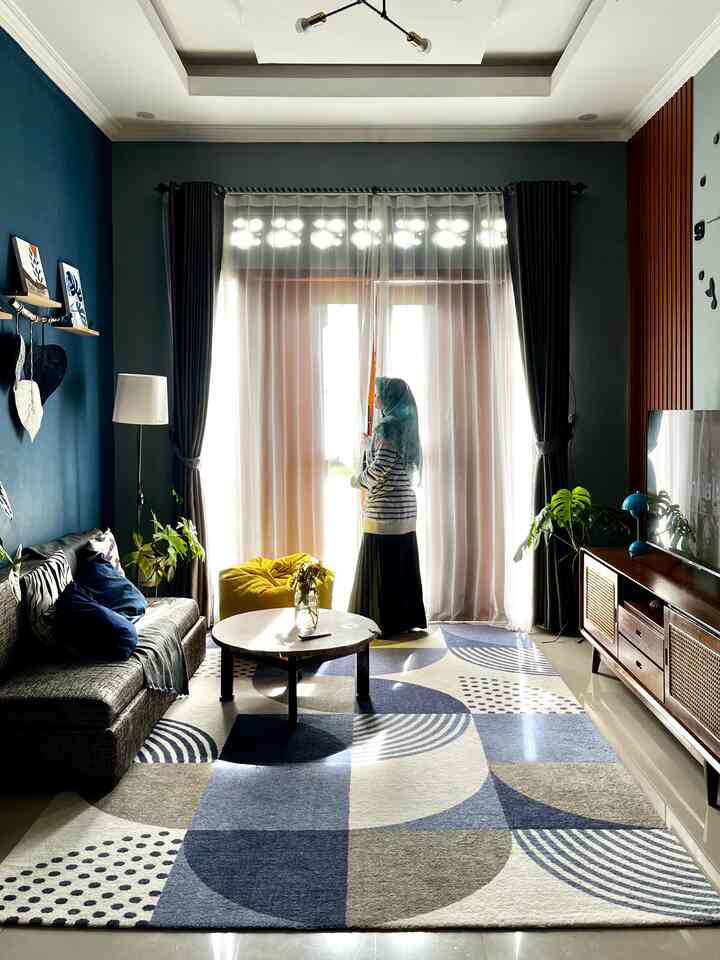 Ruang favorit seluruh keluarga kami yaitu living room ini, disini tempat kami berkumpul, bercerita dan nonton film bareng keluarga. 
Ruangan ini berukuran 3x4 meter persegi.
Aku memilih warna-warna hangat dan furniture kayu jati supaya lebih vintage dan  semakin cozy. Total budget yang aku keluarkan di ruang ini kurang lebih sekitar Rp 10.000.000,- . Bagaimana dengan teman-teman? Yuk share pengalaman di balik ruang tamu kalian?

#StylingRuangRamu
#DekorasiLivingroom
#InsiprasiLivingRoom
#bufettvretro
#syngoniumpink
#monsteravarigata
#lampuunik
