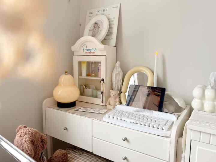 My Dressing table 🤗 a place for me to do my makeup / skincare / sometimes as a work place for editing videos as a content creator, minimalist and simple with creamy colors, every corner looks like Korean home decor #mejarias #mejakerja #kamartidur #bedroom #girlsroom #meja #catdinding
