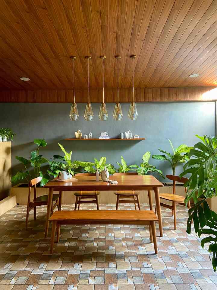 Pernah lihat my living room? Nah ini tuh spot dining yang sering terlihat dari kejauhan. Jika di close up begini nih wujudnya. Ini tuh cozy banget, homey and percaya dech kalau kamu berkunjung ke rumahku, spot ini tuh paling suka buat tamu take a picture. Why? Karena semi outdoor dining room ini menyatu langsung dengan dengan backyard garden, hijaunya tanamam yang subur membuat spot ini makin asri 💚
#KitchenandDining #DiningRoom #TamanBelakangRumah #MejaMakan #LampuGantung #ItemDecoratives #Dapur #InspirasiRuangMakan #SemiOutdoorDiningRoom #WarnaCatRumah #CatRumah #Cat #Roster #BackyardGarden #Garden 