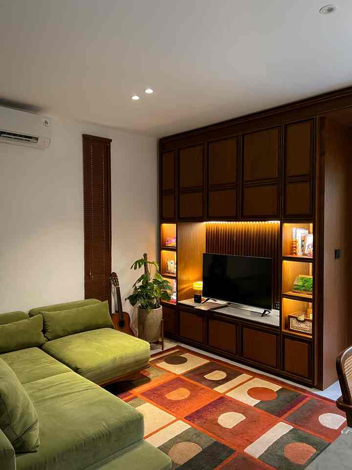 Living room ini jadi pusat segala aktivitas kami — mulai dari main, baca buku, nonton bareng, sampai ngobrol santai. Makanya kami coba menata area ini supaya tetap estetik tapi tetap hidup & berfungsi.

Setengah bagian rak TV diisi mainan dan buku anak biar gampang dijangkau, setengah lagi baru deh dekor buat nyenengin mata ✨

Karpetnya? Karpet lama peninggalan orangtua yang ternyata masih cocok banget sama nuansa mid-century di rumah ini.

Intinya, tiap sudut diusahakan tetap hidup & punya fungsi, tapi tetap enak dipandang. Karena rumah buat kami bukan cuma tempat tinggal—tapi tempat tumbuh bareng ❤️ #sofaminimalis #sofamidcentury #midcenturylivingroom #kabinettvkayu #StylingRuangTamu #DekorasiLivingRoom #InspirasiLivingRoom
