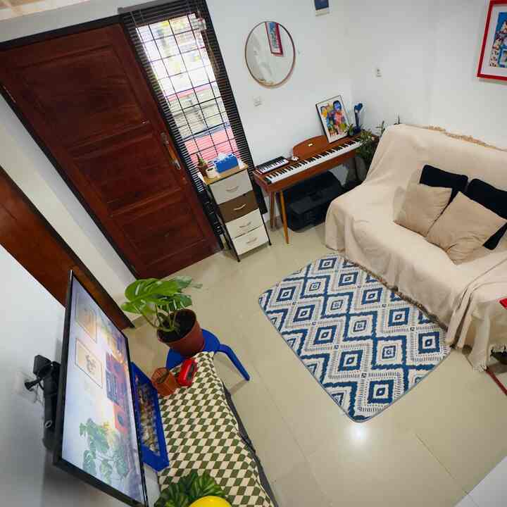 Ruang tamu bukan tempat untuk “menyambut tamu” tapi diruangan ini kami jadikan area utama untuk keluarga kami berkumpul.

Tempat menonton tv, bermain musik, bahkan tidur pun kami bisa disini karena menggunakan sofabed yang cukup untuk 2 orang dewasa. 

Karena sofabed kami berwarna hitam, terkadang kami butuh warna yang cerah, kami siasati dengan menggunakan selimut cover berwarna cream yang menjadikan suasana terasa beda dan lebih fresh. 

Kalau dirumah tetangga, gimana sih mensiasati suasana rumah yang kalau lagi butuh look baru? sharing yuk!

#SofabedHitam
#SelimutCream
#CerminBulat
#StylingRuangTamu
#DekorasiLivingRoom
#InspirasiLivingRoom
