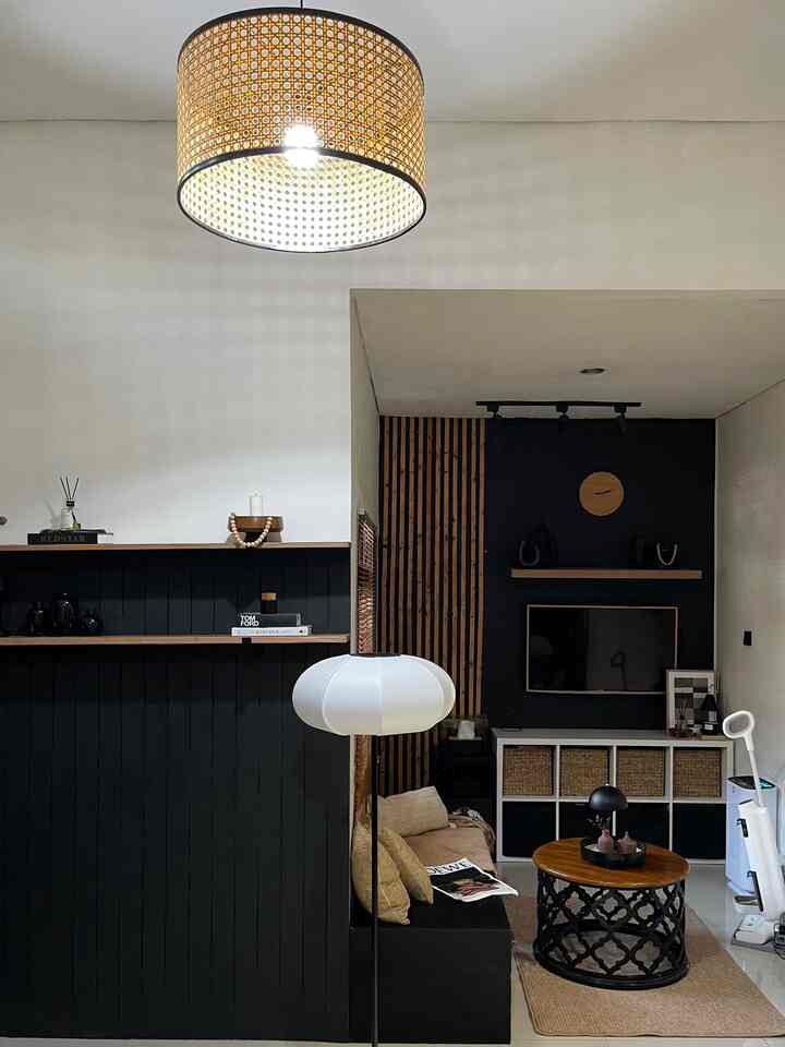 —— Morning vibes in my cozy corner ✨

Ruang tamu mungil ini jadi tempat healing favorit aku. Aku suka banget mainin warna hitam yang elegan biar tetep keliatan sleek tapi hangat.

Tips buat kamu yang mau coba style ini:
✅ Mainin warna monokrom buat kesan minimalis
✅ Tambahin elemen natural seperti kayu & rotan biar lebih adem
✅ Gunakan storage basket supaya tetap rapi dan efisien
✅ Jangan lupa lampu gantung dan standing lamp buat nuansa hangat 🤍

Kalau kamu punya ruangan mungil juga, yuk maksimalkan fungsinya tanpa harus ribet!
#Catdinding #catinterior #wallbatten #lampugantung #standinglamp #wallslat #ambalan #bench #livingroom #livingroomideas #smalllivingroom #boldlivingroom #ruangtamu #ruangkeluarga #ruangtv #MyHomeMyVibe #BlackInterior #CozyLiving #MinimalistDecor #HomeDecorIdeas #WabiSabiVibes #StylingRuangTamu #DekorasiLivingRoom #InspirasiLivingRoom