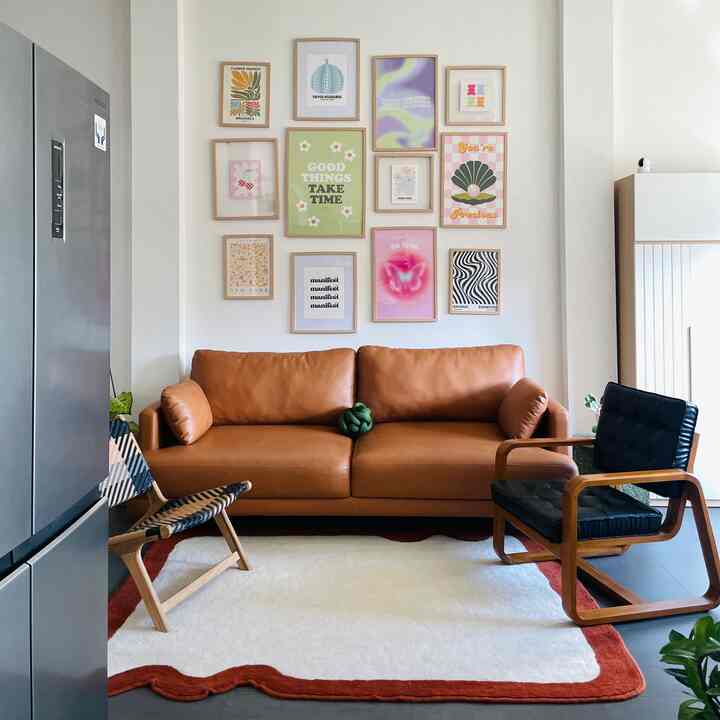 Color coordination gives powerful impact! Ini ruang tamu di #RumahSeupil yang vibesnya kayak apartment dan manly. Aku pilih earth tone di area ini dengan menggunakan sofa kulit warna coklat, karpet sentuhan warna bata, and woodsssss chairs. Notes: orange, olive green, brown match so well! 

#StylingRuangTamu #DekorasiLivingRoom #InspirasiLivingRoom #EarthTone #SofaKulit #karpetruangtamu #dekorasidinding
