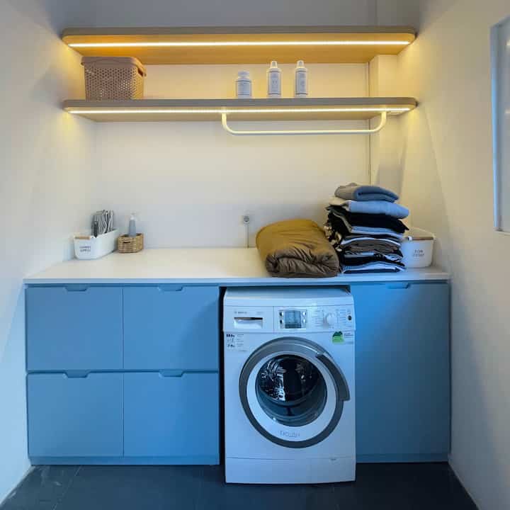 Ngelaundry serasa main The Sims 😆 impian aku banget emang punya laundry room dan service area berdekatan, jadi efisien ruang geraknya! Disini aku bisa nyuci, jemur dan nyetrika. No more ngejemur di depan rumah, prinsip aku harus clean dan wajib tertutup dimana tetangga ga boleh tau! #RumahSeupil 

#LaundryRoom #MesinCuci #ServiceArea #Jemuran #MaterialKabinet