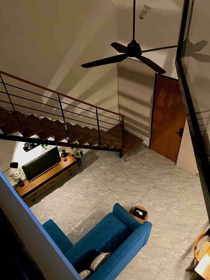 Bener banget living room ini ada di area open space yang menyatu dengan diningset & kitchenset.
Dan kami memanfaatkan space bawah tangga sebagai TV Corner, sehingga space sofa & meja terasa lebih lega.

#WarnaCatRumah #LantaiRumah #LivingRoomMinimalis #OpenSpace #StylingRuangTamu #DekorasLivingRoom #InspirasiLivingRoom