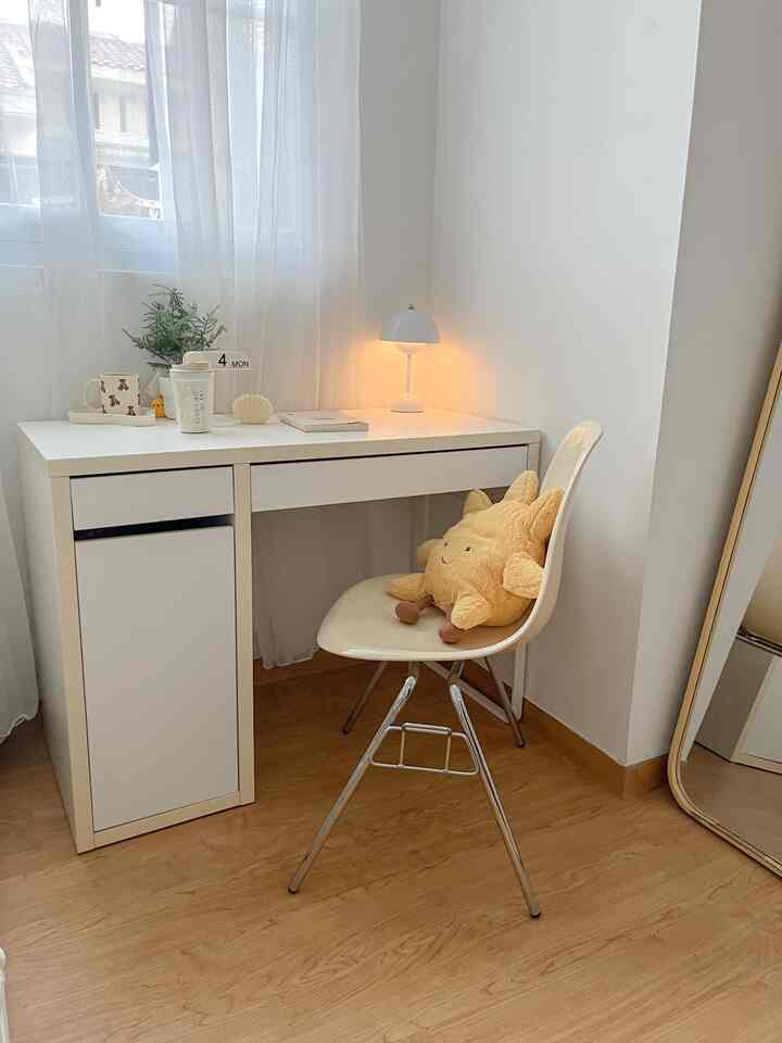 Cara aku buat ruang kerja 
simpel & fungsional
Aku ganti kursi ke yg lebih nyaman,
Lalu tidak banyak benda dekorasi karena aku suka clean, dan aku juga suka putih yg berstorage.

#ruangkerja #meja #setupdeskgram #deskgram #setup #mejabelajar #insporuangkerja #ruangbelajar #ikeahack #mejaikea