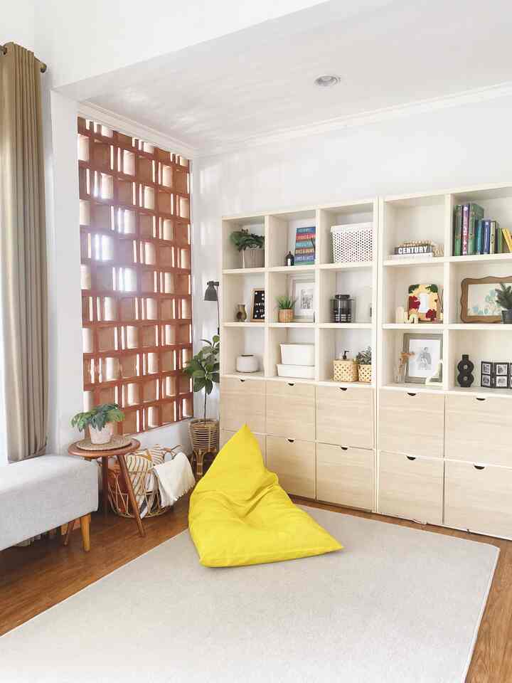 Ruangan ini bisa dibilang area multifungsi di rumah. Posisinya berdekatan dengan living room sehingga bisa menjadi perluasan living room. Karena merupakan area lesehan dengan rak buku, beanbag karpet dan bench sofa, area ini bisa digunakan sebagai play room, reading corner dan juga area shalat. Dinding roster yang menjadi focal point di ruangan ini berfungsi untuj mengalirkan udara ke dalam rumah sekaligus bikin sudut ini jadi lebih menarik. Kalo kamu, punya ruangan multifungsi juga nggak di rumah? 😆
#RuangSerbaguna #PlayArea #ReadingCorner #DindingRoster #KarpetPolos #KarpetMinimalis #RakBuku #BeanBag #LivingRoom #SofaBench #CoffeeTable