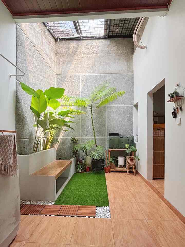 Ini area taman di bagian ujung rumah, taman ini luasnya hanya 3x3meter sengaja kami sisakan menjadi area terbuka untuk sumber pencahayaan dan sumber udara segar yang masuk ke dalam rumah. Taman ini juga dibuat kursi cor untuk area santai dan bersebelahan dengan area laundry. 

#TamanKering #TamanDalamRumah #LantaiDecking #Taman #LaundryRoom 