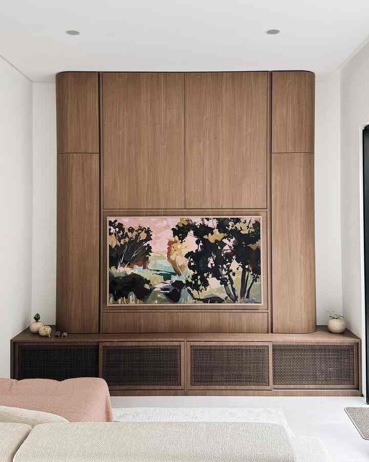 Ini dia living room yang awalnya terinspirasi dari perapian 🤪 kami sengaja menggunakan full kabinet sampai plafon karena rumah kami ga besar dan butuh storage yang banyak 😍

Aku dan suami suka living room yang clean dan ga banyak barang, salah satu caranya menggunakan kabinet tv dengan model seperti ini! 😆

#livingroom #sofaminimalis #kabinettv #warnacatrumah #stylingruangtamu #dekorasilivingroom #inspirasilivingroom