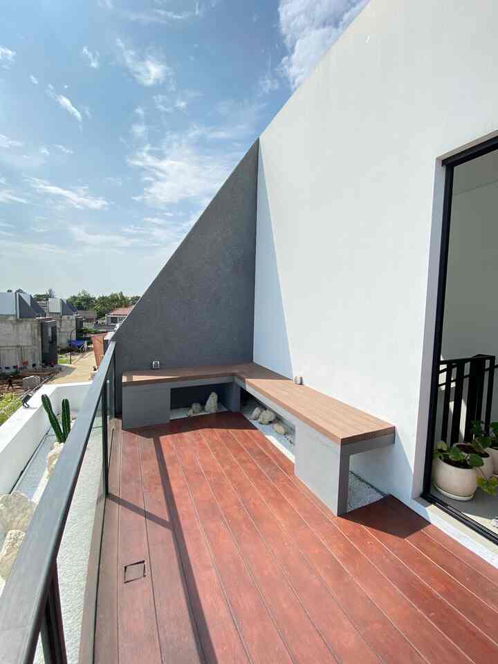 Ini dia salah satu alasan kenapa kami membeli rumah ini, karena ada rooftopnyaa.

Rooftop ini kami modifikasi dengan menggunakan bench dari produk wpc dari Varnesse jadi semakin homey dan menutup cat yang udah bompel2

#rooftop #rooftopminimalis #wpc #stylingrooftop #rumahminimalis #rumahjapandi #japandistyle