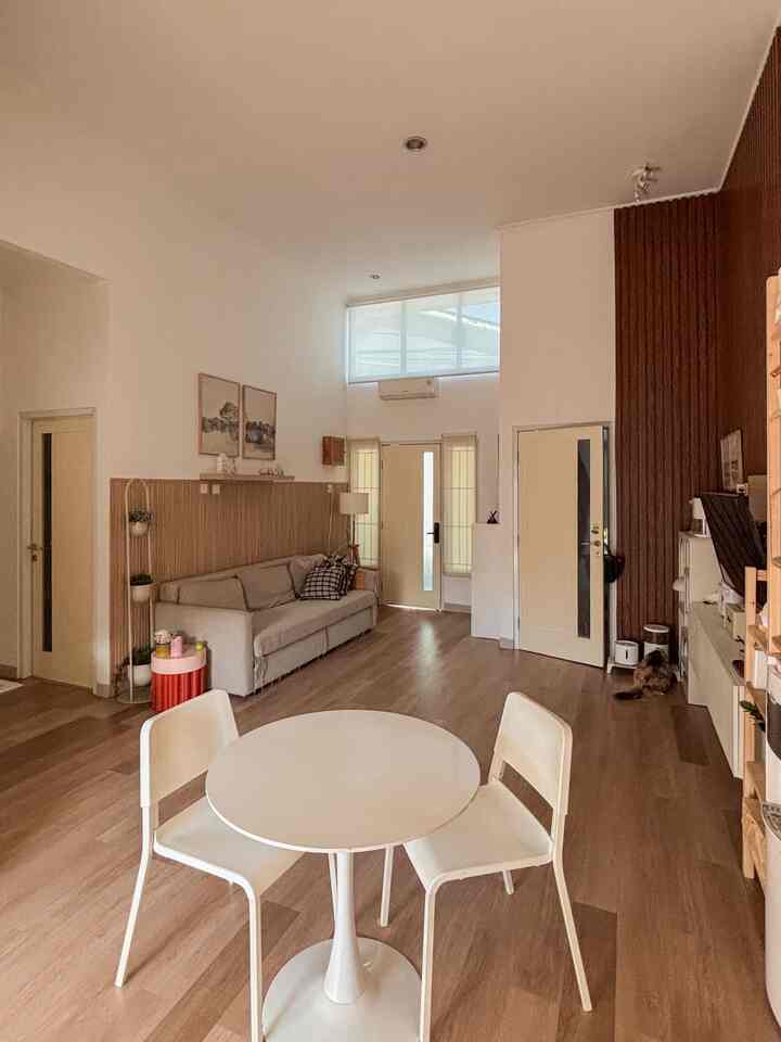 Aku pakai vinyl flooring buat dapetin look kayu alami tapi tetap praktis (plus: empuk dan nggak dingin!). Buat bagian dinding dan lisnya, aku pilih WPC biar tahan lembap dan awet.
Japandi itu ga harus mahal, asal pinter mainin material.🧺🌿

#LivingRoomJapandi #JapandiStyle #HomeDecor #VinylFlooring #WPCWallPanel #StylingRuangTamu #DekorasiLivingRoom #InspirasiLivingRoom
