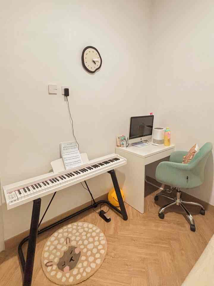 Hari-hari anakku: weekday sekolah, weekend kursus piano dan ngegame, malamnya sebelum tidur pasti main piano❤️
Jadi kamarnya aku desain buat ngakomodasi semua hobinya, tapi tetap tenang dan ga penuh. iMac-nya buat belajar dan game, piano buat latihan, dan tempat tidur tetap jadi zona istirahat.
Multifungsi tapi ga bikin pusing mata. Yes or yes?
#KamarAnakEstetik #KamarGamingAnak #PianoCorner #RuangAnakMinimalis