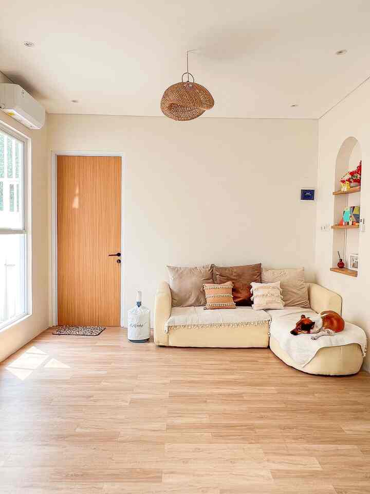 Ruang tamu sederhana minimalis. Yang penting nyaman dan lega karena masih tempat main toddler yang suka berantakin barang. Ada storage box sofa kecil menjadi rahasia rapinya ruangan ini, karena semua perintilan si kecil masuk kesitu.

Tips sofa nyaman dan bersih, apalagi punya anabul dan toddler, pakai sarung sofa yang nyaman dan tidak geser. Walaupun ruangan ini minim barang untuk space yang lega, tapi bisa menambah aksen dengan penggunaan arch wall dengan lightning dari LED strip dan lampu gantung rotan.

#stylingruangtamu #inspirasilivingroom #dekorasilivingroom #lantaivinyl #cattembok #sofacustom #archwall #ambalanhpl #sarungsofa #sarunggalon #sarungbantalsofa  #lampugantungrotan