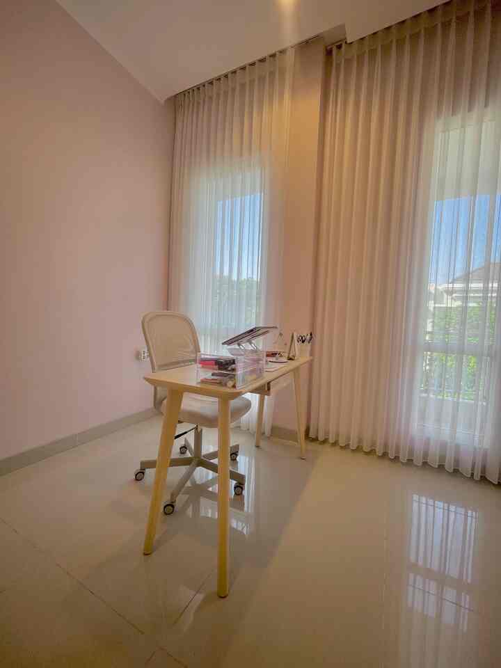 Ini dia ruang pink tempat aku bekerja sehari-hari. Untuk membuat ruangan terlihat lebih luas, kita memasang tirai hingga ke plafon, dan menggunakan warna pink cerah. Furniture yang kita gunakan pun memiliki warna yang cenderung light. 😊


#homeoffice #ruangkerja #ruangbelajar #mejakerja #bangkukerja #kamarpink #ruangankecil #ruangkomputer 
