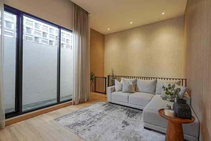 Hi hi tetangga ❤️
Ruang tamu ini salah satu sudut favorite dirumah, kita banyak menghabiskan waktu bersama disini. Aku membuat bukaan dengan jendela besar agar cahaya matahari banyak masuk di pagi hari. Aku juga memilih warna hangat dengan unsur kayu yang aku aplikasikan di wallpanel dan lantai, juga furniture minimalis agar ruangan lebih homey dan welcoming. 

#LantaiSpc #Wallpanel #SofaLeterL #CatInterior #StylingRuangTamu #DekorasiLivingRoom #InspirasiLivingRoom 