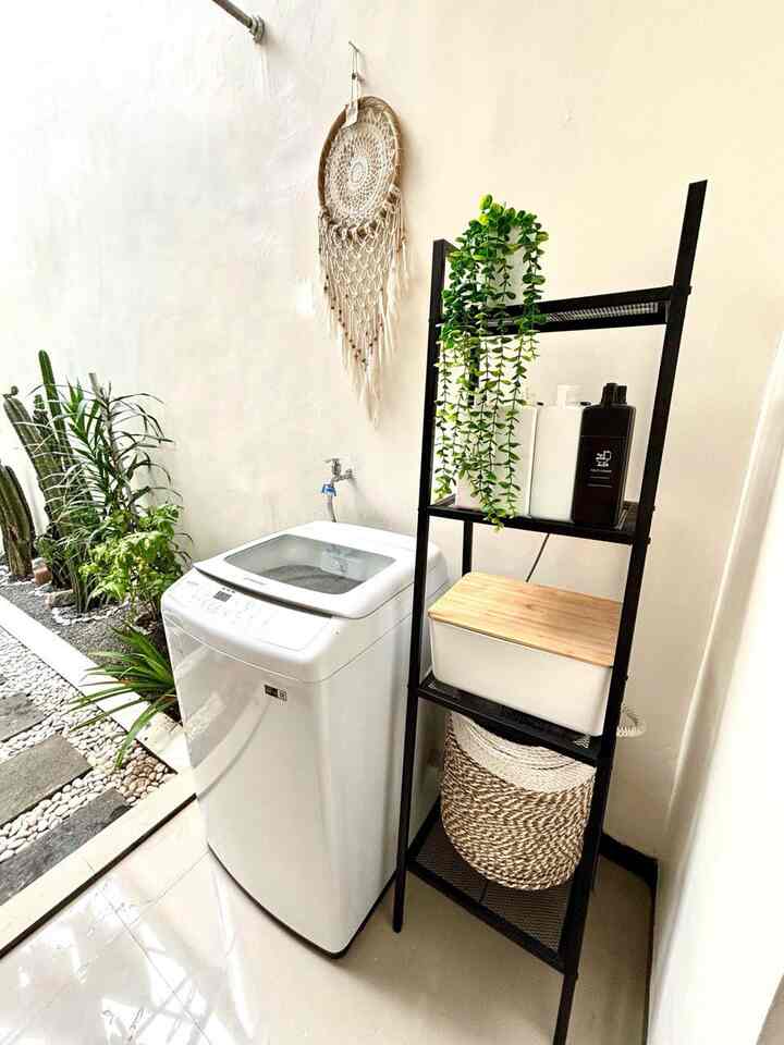 laundry room yang bersebelahan dengan taman kering didalam rumah🍃laundry room ini berukuran 1,5 x 1,5 tidak begitu luas tapi cukup compact🥰✨

#LaundryRoom #LaundryRoomMinimalis #InspirasiLaundryRoom #LaundryRoomInspo #DekorasiLaundryRoom #RakMinimalis