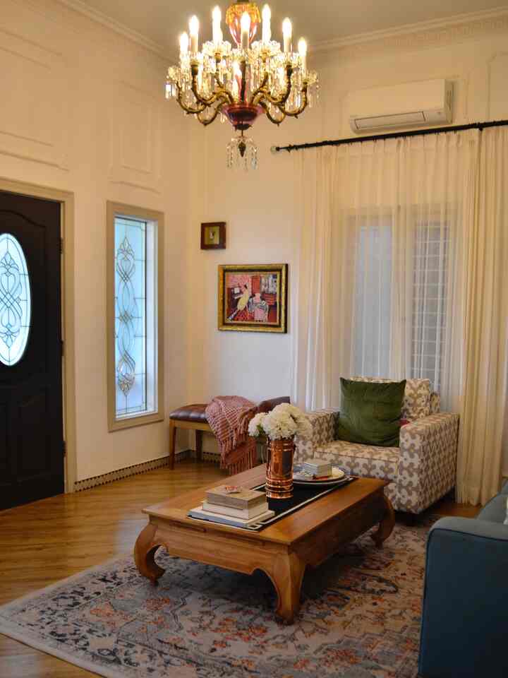Formal Living Room di #rumahlimut difungsikan untuk menerima tamu yang sifatnya formal seperti relasi bisnis, keluarga yang dituakan dan diskusi penting yang sifatnya serius.

Gaya desain interior ruangan ini paling tepat digambarkan sebagai modern Parisian dengan sentuhan Eklektik. 

Untuk furnitur dan elemen dekorasi, kami menyukai sentuhan klasik tetapi kami sangat menghindari sesuatu yang terlalu banyak ornamen.
Kami mencampur elemen klasik & kontemporer pada objek dekor berupa antiques, modern dan 𝒐𝙧𝒈𝙖𝒏𝙞𝒄 𝒊𝙩𝒆𝙢𝒔.
Menghasilkan ruangan yang hangat, hidup, namun tetap ringan. 


#SofaMinimalis
#Dipan
 #CatRumahMinimalis
#WarnaCatRumah
#WallpaperDinding
#WallpaperEstetik
#Cat
#StylingRuangTamu
#DekorasiLivingRoom
#InspirasiLivingRoom 
#karpetestetik
#fireplace 
#lantaiSPC
#rumahgayaeropa
#handelpintu 
#LampuGantung 
#LampuKristal 
#throwblanket
#artificialflowers
#karpetruangtamu 