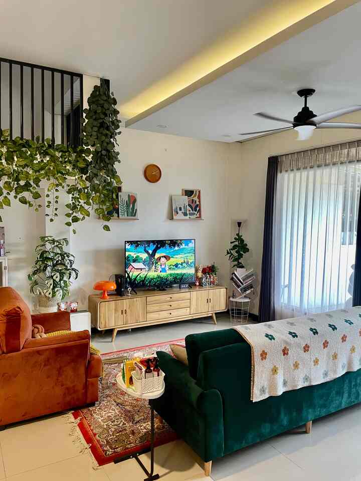 The most comfortable place in the house: among the everlasting green, the comfortable & soft sofa, and the warmth of cheerful earth colors. 🍃🛋️
This living room is not just a room, but a place for the heart to return home.
#LivingRoomStyling #DekorasiLivingRoom #InspirasiLivingRoom #SofaPinterest #SofaSuede #SofaVelvet #TanamanArtificial #CeilingFan #Scandinavian #Bohemian #LampuMeja #LivingRoom