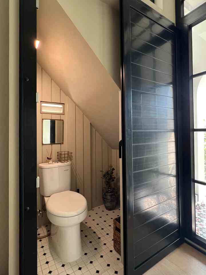 🚽 𝐓𝐨𝐢𝐥𝐞𝐭 𝐁𝐚𝐰𝐚𝐡 𝐓𝐚𝐧𝐠𝐠𝐚 🚻

Di dalam  𝙥𝒂𝙧𝒍𝙤𝒓 𝙧𝒐𝙤𝒎 di lantai 1 tepatnya di bawah tangga menuju 𝒓𝙤𝒐𝙛𝒕𝙤𝒑 terdapat sebuah 𝙨𝒎𝙖𝒍𝙡 𝙩𝒐𝙞𝒍𝙚𝒕 dengan pintu geser berbahan UPVC.

Ukurannya sangat kecil hanya 1.45 cm x 0.90 cm, sehingga hanya cukup untuk toilet saja. 

Awalnya toilet ini memang tidak ada dalam perencanaan, namun di tengah perjalanan renovasi, kami merasa perlu ada sebuah toilet di lantai tersebut agar tidak perlu turun ke lantai bawah jika kami sedang berada di 𝒓𝙤𝒐𝙛𝒕𝙤𝒑 atau 𝙥𝒂𝙧𝒍𝙤𝒓 𝙧𝒐𝙤𝒎.

Semoga menginspirasi untuk memaksimalkan area bawah tangga kamu ya! 


#toiletbawahtangga
#areabawahtangga
#inspirasibawahtangga
#toiletkecil
#PintuKamarMandi
#PintuUPVC
#CatKamarMandi
#WarnaKamarMandi 
#DindingKamarMandi
#KeramikDinding
#KeramikLantai
#RenovasiKamarMandi
#BathroomMakeOver
#InspirasiKamarMandi
#LantaiKamarMandi
#CerminKamarMandi
#LampuKristal
#wastafelkamarmandi 
#rakhanduk
#bidetgold
#KranGold
#rumahlimut 

