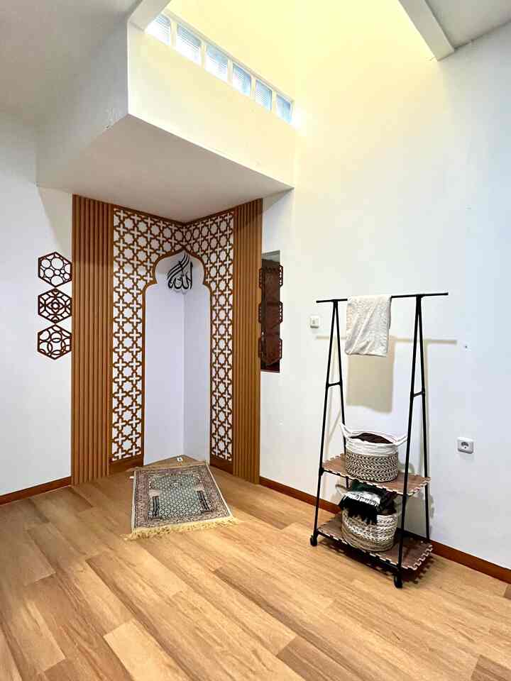 🕌✨ Makeover Mushola Minimalis! ✨🕌
Transformasi sudut rumah menjadi ruang ibadah yang tenang dan estetik.

Desain mihrab dengan aksen kayu dan ornamen islami geometris memberikan sentuhan klasik-modern yang sejuk dipandang.
Pencahayaan alami dari skylight membuat suasana lebih hangat dan khusyuk saat beribadah.

Tips makeover mushola:
✅ Gunakan panel kayu atau ornamen islami untuk menciptakan focal point
✅ Tambahkan rak multifungsi untuk sajadah, mukena, dan Al-Qur’an
✅ Pilih warna netral dan lantai hangat agar lebih nyaman

Rumah bukan hanya tempat tinggal, tapi juga tempat kembali—lahir dan batin.

#WallboardMinimalis #Wallpanel #LantaiVinyl #CatDindingMinimalis #MihrabMushola #MakeoverMushola #InspirasiRuangIbadah #InteriorMinimalis #DekorasiRumahIslami #RuangSholatNyaman #MihrabMinimalis #IslamicDecor #HomeVibes