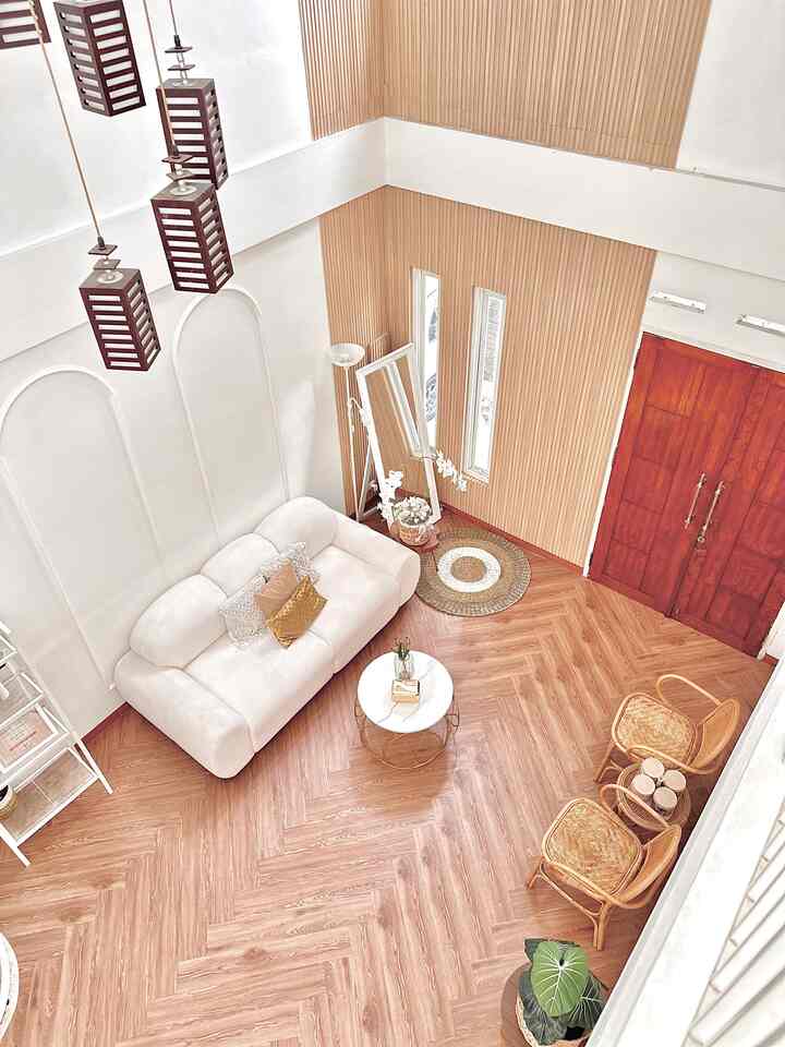 Dalam menata ruang tamu, aku selalu berusaha memberikan banyak ruang gerak yang lebih luas, supaya saat tamu yang datang berjumlah banyak, gak terlalu numpuk dan gak takut bentur furniture hihi. 

Disini aku pusatnya ke sofa 3seat dan kursi rottan 2pcs serta meja bulat, aku suka ruang tamu yang clean tanpa banyak perintilan, selain lebih mudah bersih-bersih debu, ruanganpun terasa lebih lega.

Aku juga memilih warna white & wood supaya lebih terasa hangat dan nyaman ☺️

.
.
.

#livingroom #sofaputih #sofatigaseat #inspirasiruangtamu #ruangtamuwhitenwood #ruangtamuminimalis 
#StylingRuangTamu
#DekorasiLivingRoom
#InspirasiLivingRoom